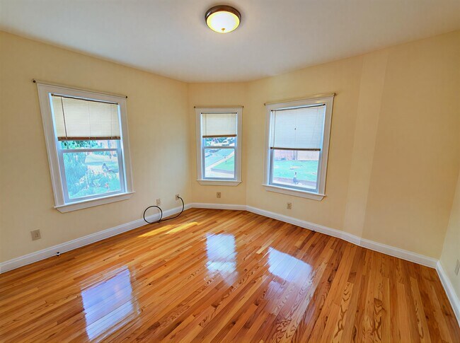 Building Photo - 159 Elm St