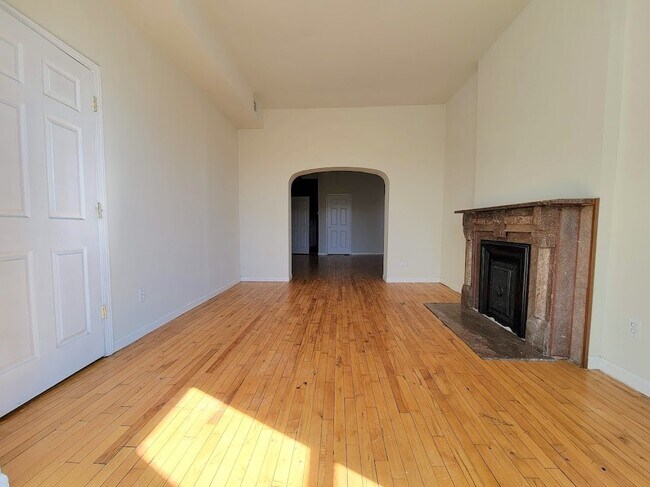 Building Photo - 1543 N Talman Ave