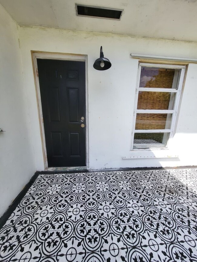 Building Photo - 1998 NE 135th St