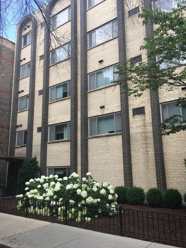 Building Photo - 2827 N Cambridge Ave