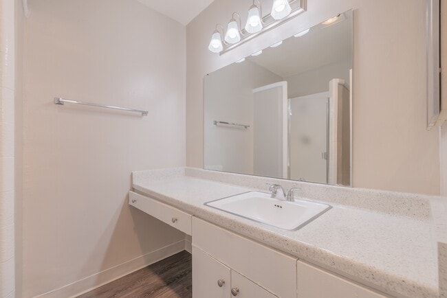 Building Photo - Villa Knolls Apartments