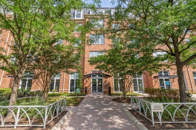 Building Photo - Available Now! High End 1 bed/ 1 bath with Parking! 24 hour concierge!