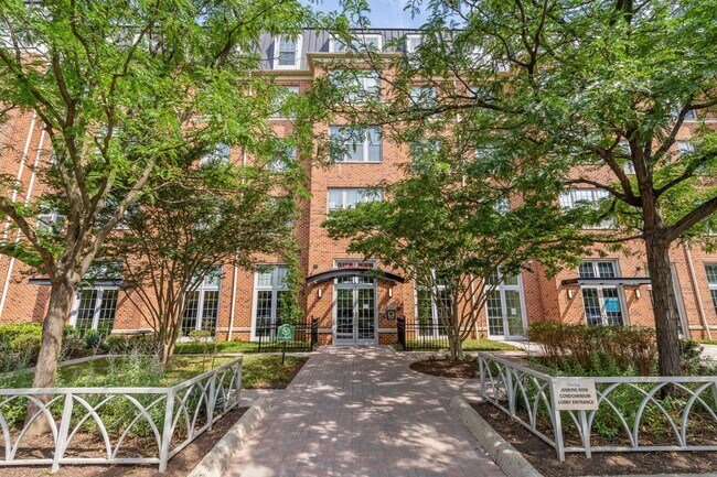 Foto del edificio - Available Now! High End 1 bed/ 1 bath with Parking! 24 hour concierge!