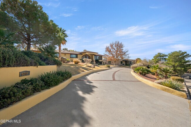 Foto del edificio - 6204 Pinehurst Dr