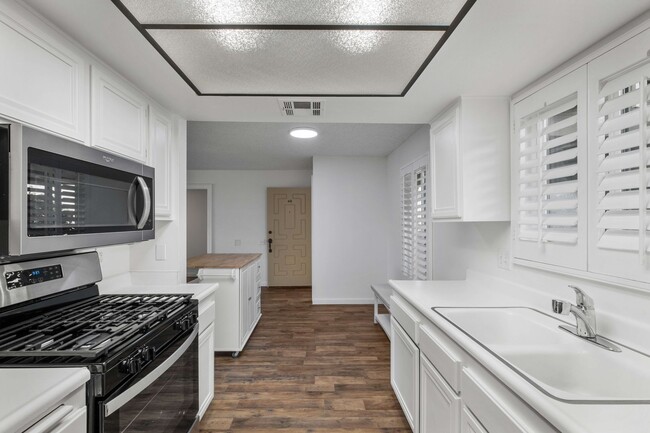Building Photo - Three Bedroom Palm Springs Canyon Country ...