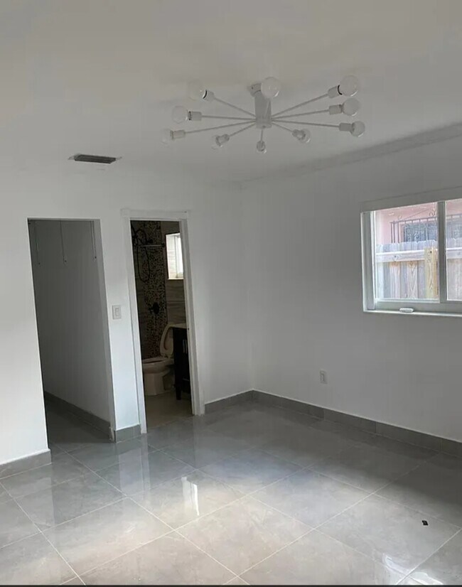 Foto del edificio - 2667 W 70th Pl