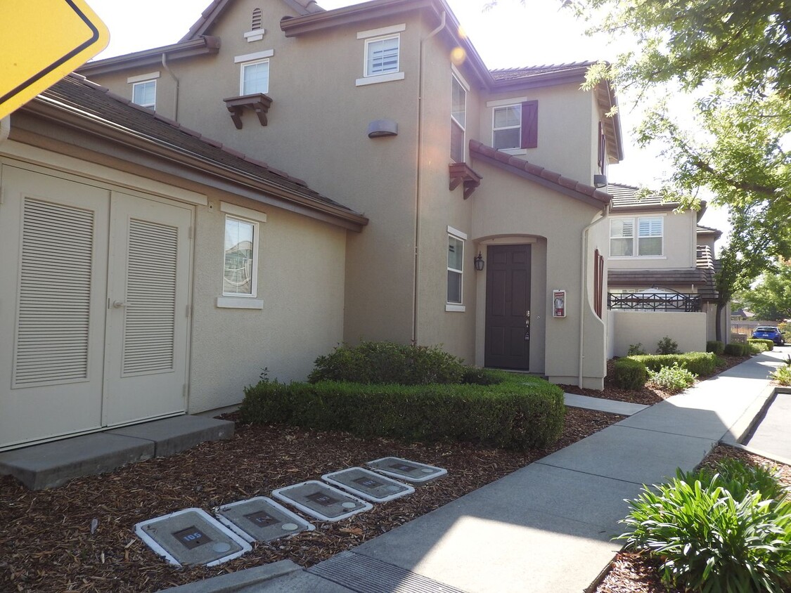 Primary Photo - Beautiful Townhome in Empire Ranch