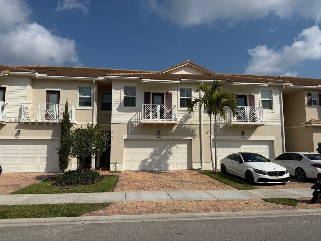 Foto principal - 11941 Park Central Blvd
