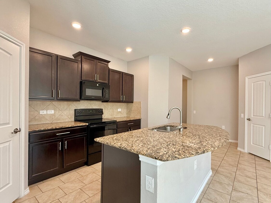 Northeast Crossing Neighborhood. Close to ... - Northeast Crossing Neighborhood. Close to ...