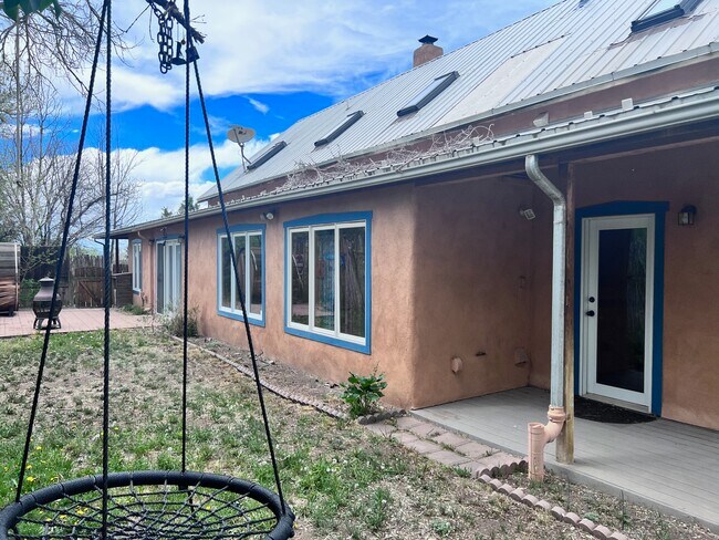 Building Photo - 906 Kit Carson Rd