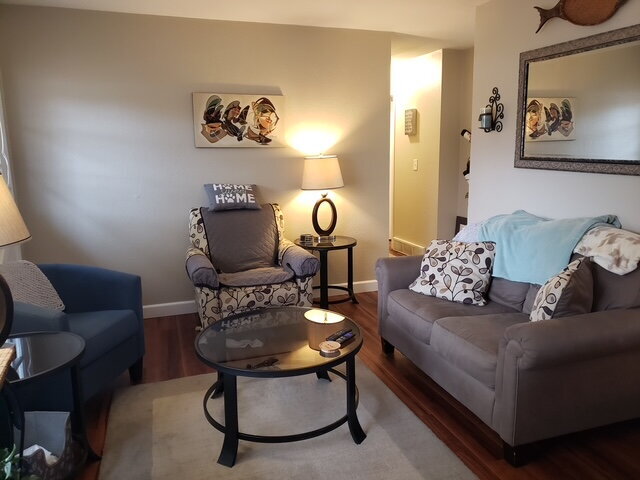 Foto del edificio - 3 Bedroom Home with Bonus Family Room, Fenced Back Yard, and Garage