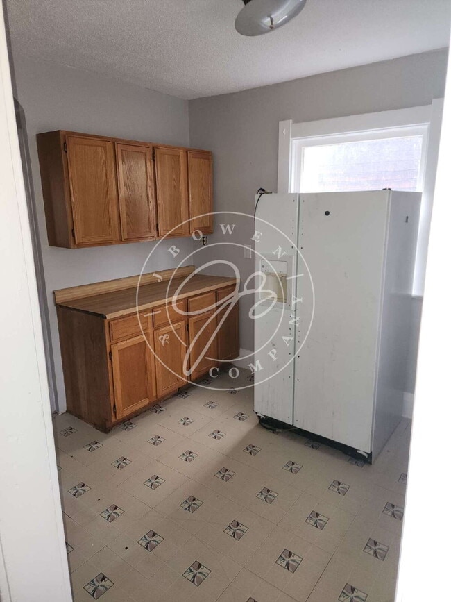 Building Photo - 2 story 3 bed with updates! Move in and ca...