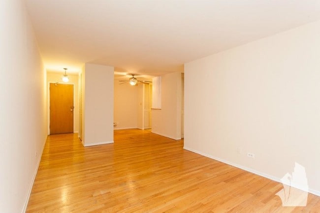 Building Photo - 660 W Wrightwood Ave