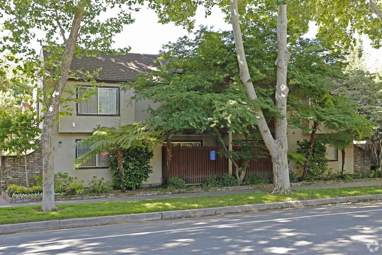 Primary Photo - E Street Apartments