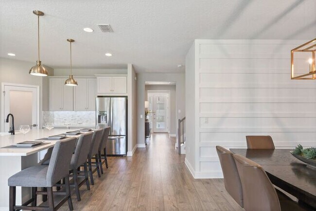Foto del edificio - Move-In Special — First Month Only $1,000 with Approved Lease - Luxurious 5/3.5 Stunning Home wit...