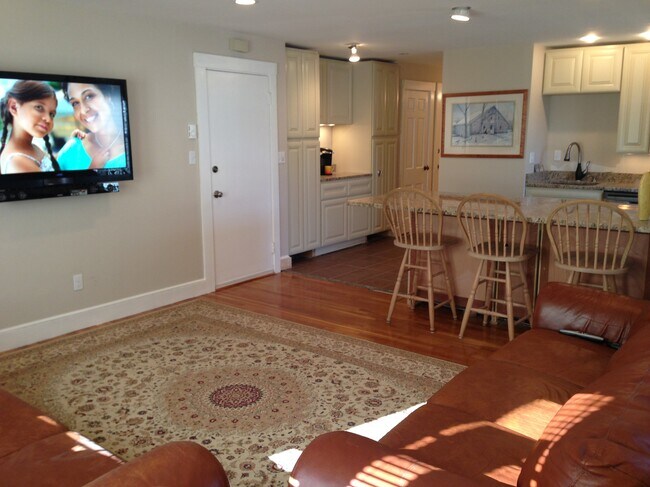 Living Room / Counter - 677 South St