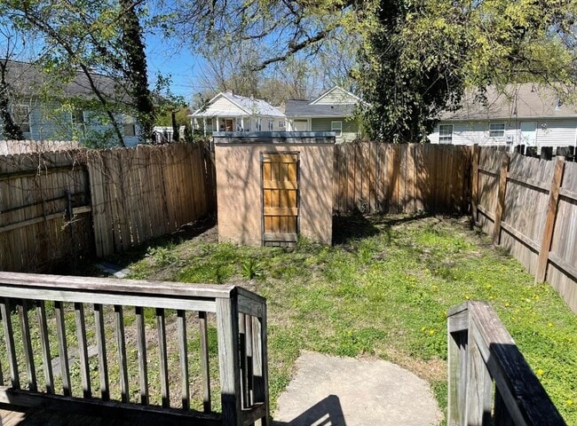 Building Photo - 2 bedroom house on Southside w Laundry HVAC
