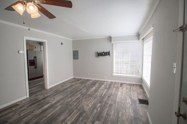 Building Photo - 301 W Forest Ave