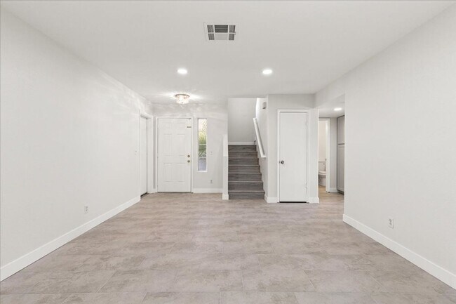 Foto del edificio - Completely Remodeled Modern 3 Bedroom Prop...