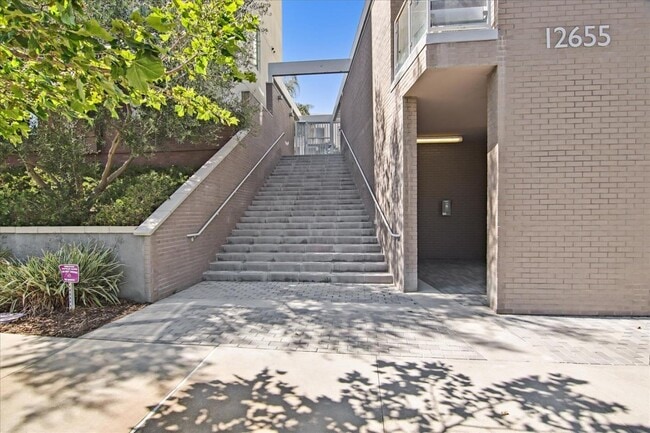 Foto del edificio - 12655 Bluff Creek Dr