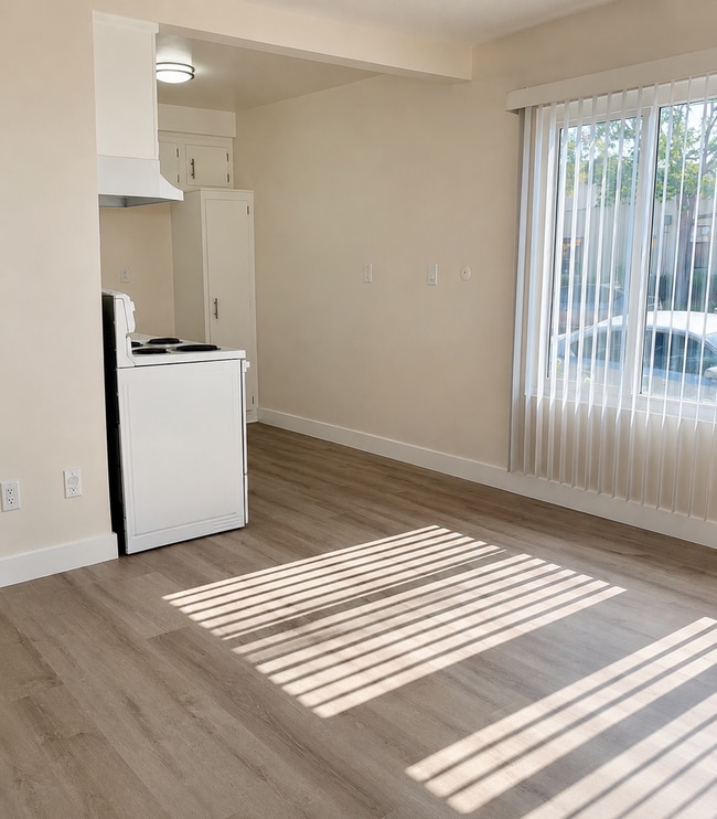Interior Photo - 13637 Cordary Ave