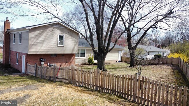 Building Photo - 205 Country Club Dr SW