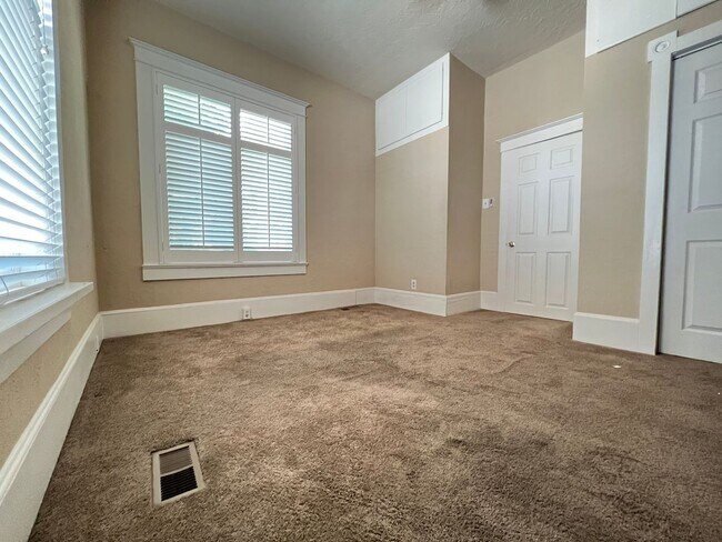 Building Photo - 2 Bedroom/2 Bathroom House in American Fork
