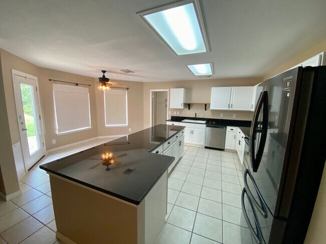 Building Photo - 4 Bedroom 2.5 Bath with Theater and Large ...