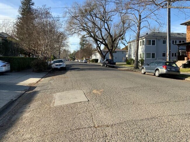 Building Photo - Downtown 1 bedroom charmer with it's own yard