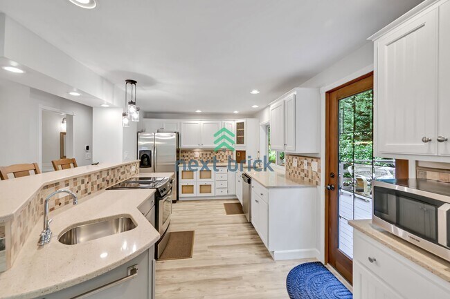 Building Photo - A fabulous 3 bedroom and 3.5 bathroom house