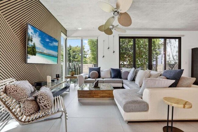 Building Photo - 925 NE 6th St