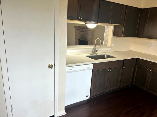Foto del edificio - 15906 Blueridge Rd