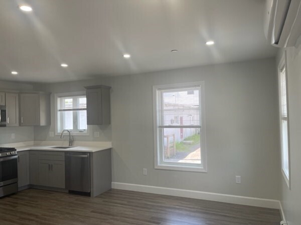Building Photo - 129 Pleasant St