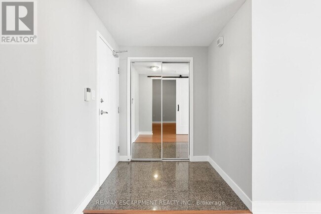 Building Photo - 10 Navy Wharf Ct