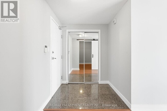 Photo du bâtiment - 10 Navy Wharf Ct