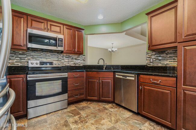 Building Photo - 305 Drake Landing