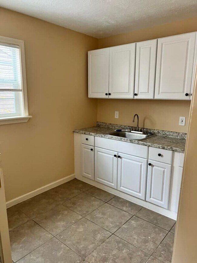 Building Photo - 660/662 E Irby St.