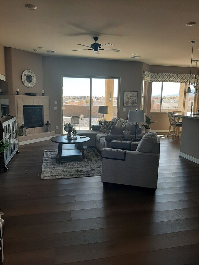 Building Photo - Beautifully 3 Bedroom Furnished Home In Gr...