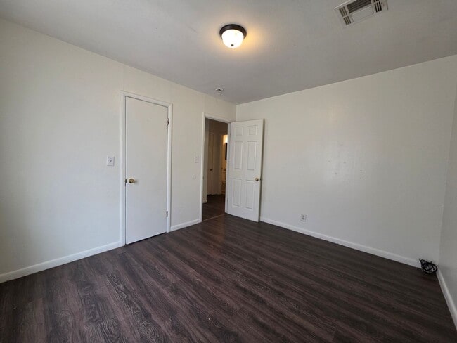 Building Photo - 3 Bed 1 Bath Home in Shawnee!