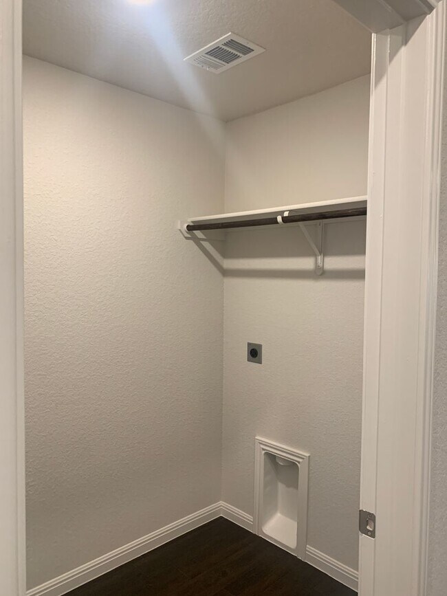 Building Photo - Gorgeous Home - with Convenient Location