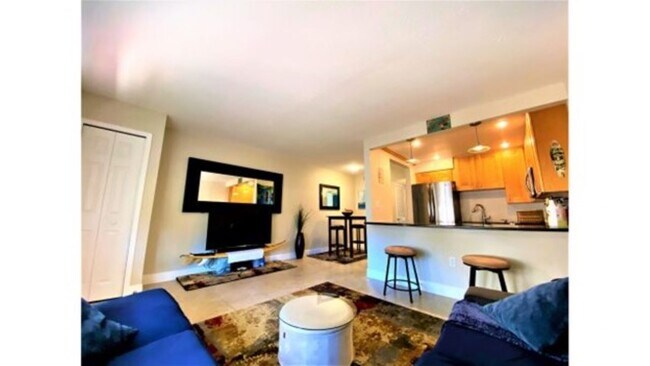 Sala de estar con pantalla plana grande y sonido envolvente - 7801 Ridgewood Ave