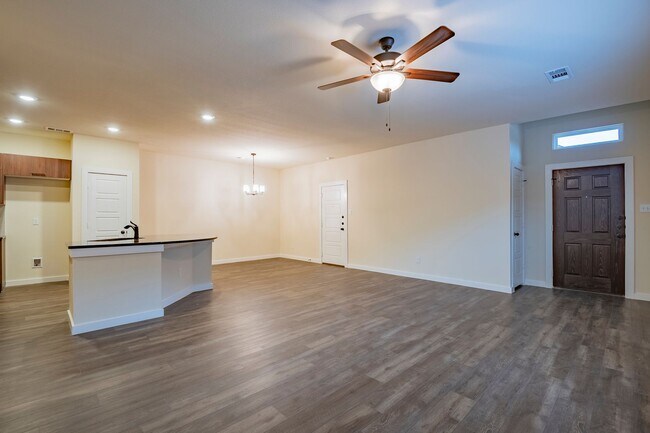 Building Photo - 709 Blackland dr