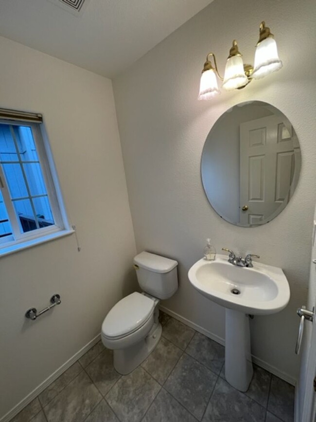 Building Photo - Beautiful 4 Bedroom Eagle River Home!