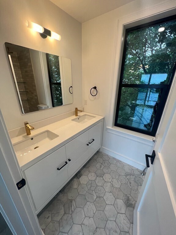 Building Photo - 744 E 8th St