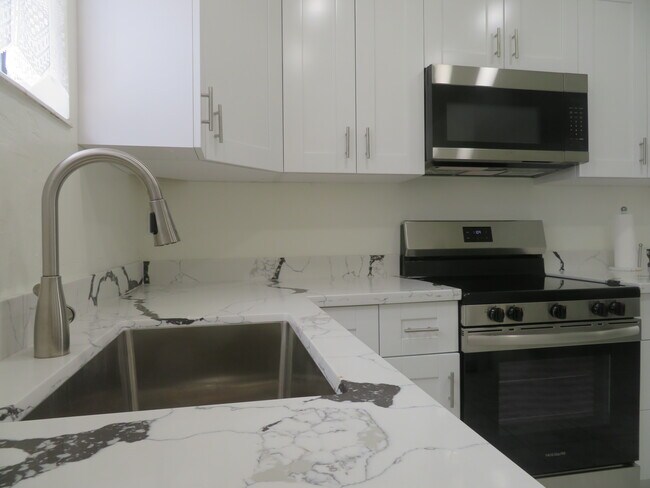 encimera de cuarto - 4532 Bougainvilla Dr