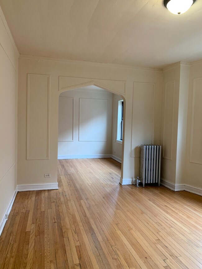 Building Photo - Awesome 1BR Hyde Park Unit - Heat Included!