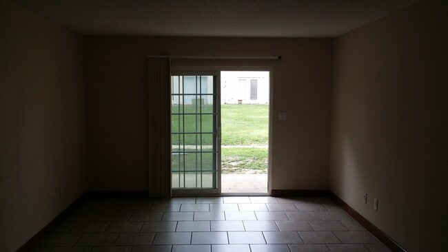 Building Photo - 2325 West Pensacola St 139
