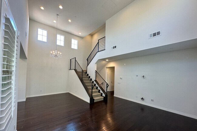 Foto del edificio - Stunning Portola Springs 3 Bed 3 Bath Condo