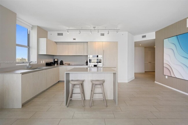 Building Photo - 4010 S Ocean Dr