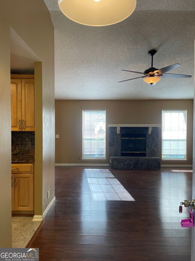 Building Photo - 108 Acorn Ct